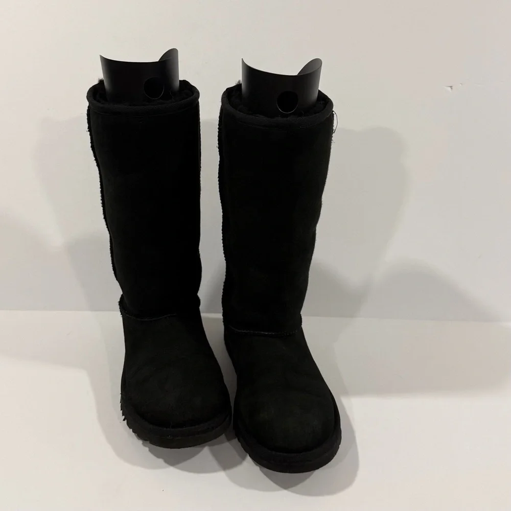 UGG Classic II Tall Boots Big Girl Size 4 Black Fits Women’s 6 Suede Sheepskin